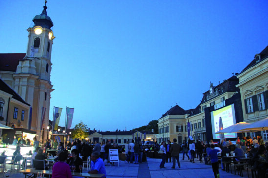 Laxenburger Schlossplatz in der Dämmerung beim Sommerkino