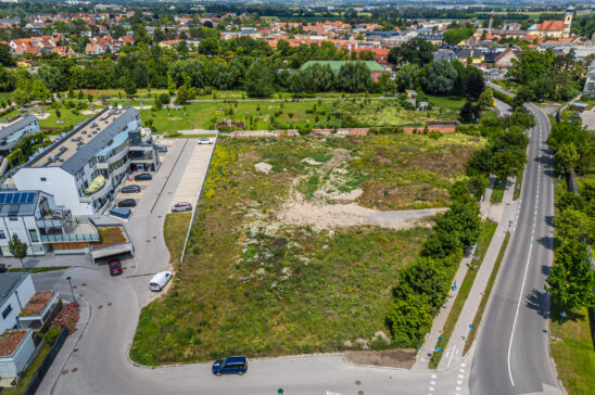 Drohnenaufnahme mit Blick auf das brachliegende Grundstück am Kaisergarten in Laxenburg
