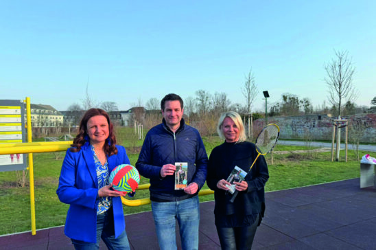 Gemeinderätin Melanie Prager, Bürgermeister David Berl und Vizebürgermeisterin Silvia Wohlfahrt im Kaisergarten, wo im Sommer viele Aktivitäten für Kinder stattfinden werden.