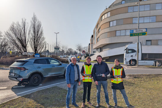 Zwei Drohnenpilot*innen mit Bürgermeister David Berl und Baugemeinderat Robert Merker